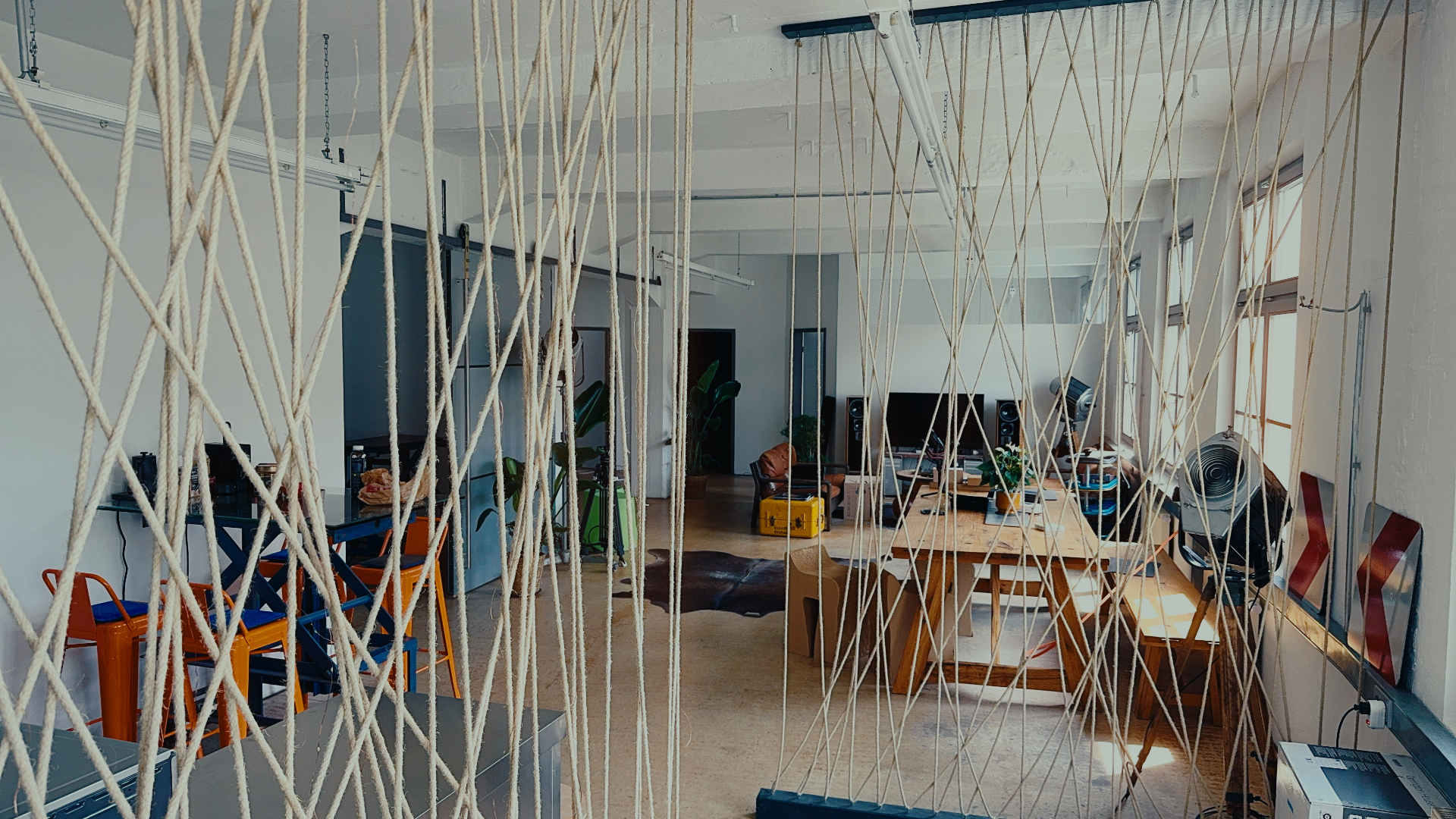 Blick durch die Seil-Installation in unser Loft am Wiesengrund