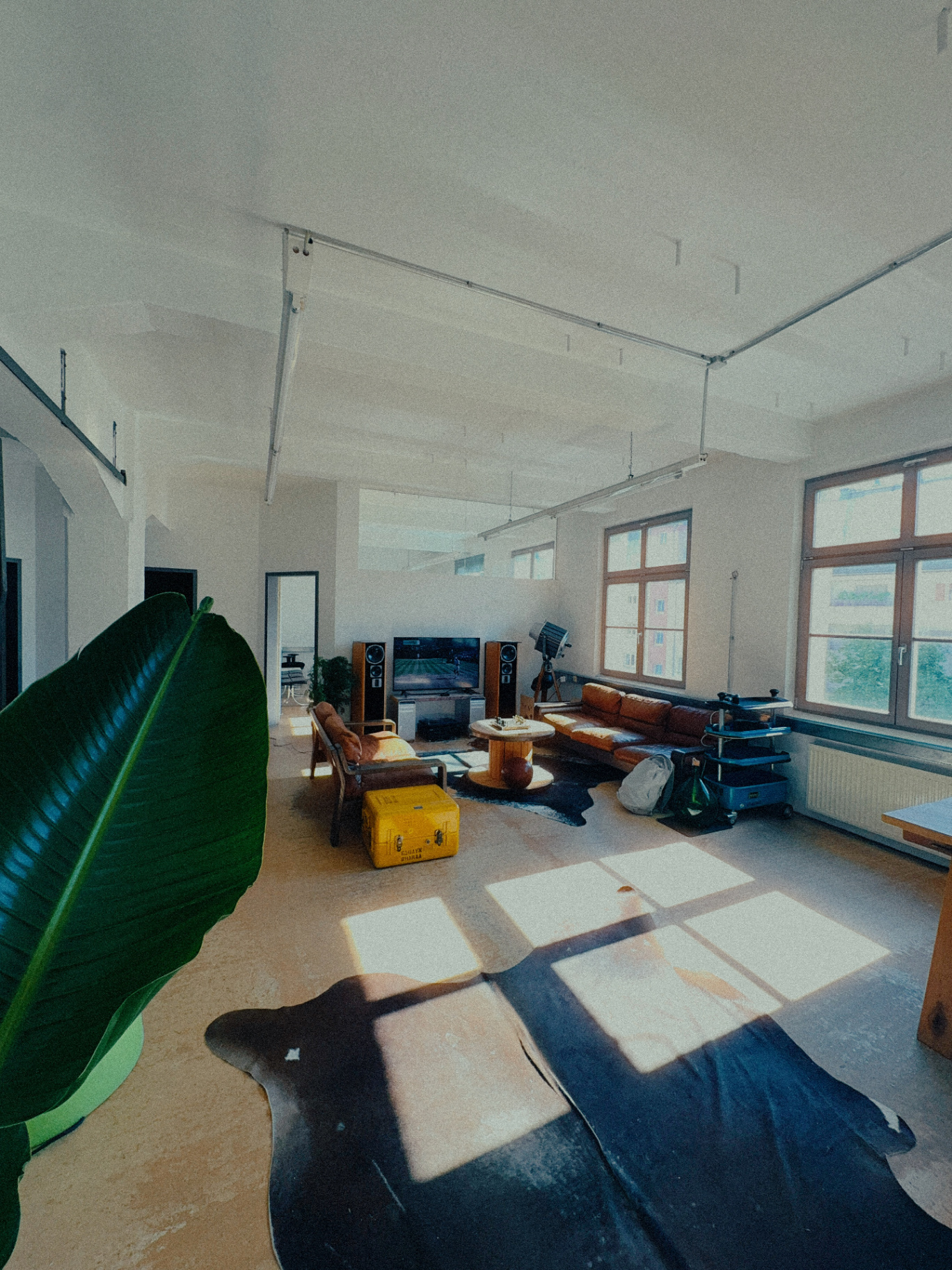 Loft-Lounge mit Vintage-Sofa und Sonnenlicht